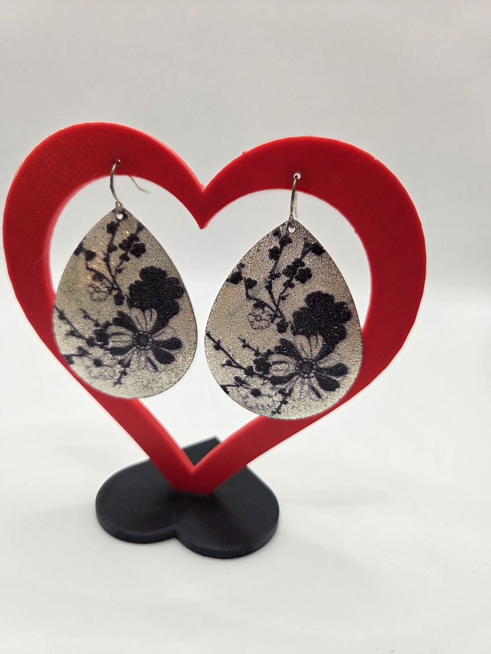 1475. Teardrop Floral Black And White Hook Earrings